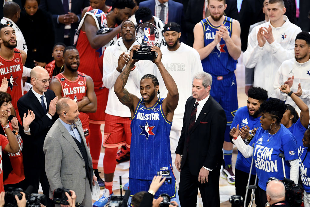O Leonard κατέκτησε το πρώτο Kobe Bryant MVP βραβείο (vids)